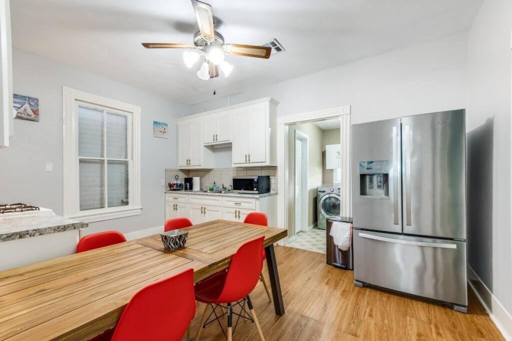 Cozy Sea Breeze Bungalow - 2 Mins To The Beach Galveston Eksteriør bilde