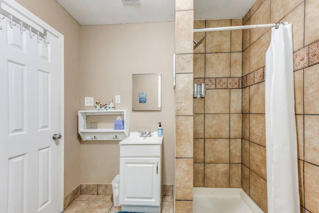 Cozy Sea Breeze Bungalow - 2 Mins To The Beach Galveston Eksteriør bilde