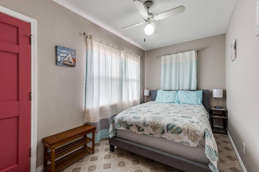 Cozy Sea Breeze Bungalow - 2 Mins To The Beach Galveston Eksteriør bilde